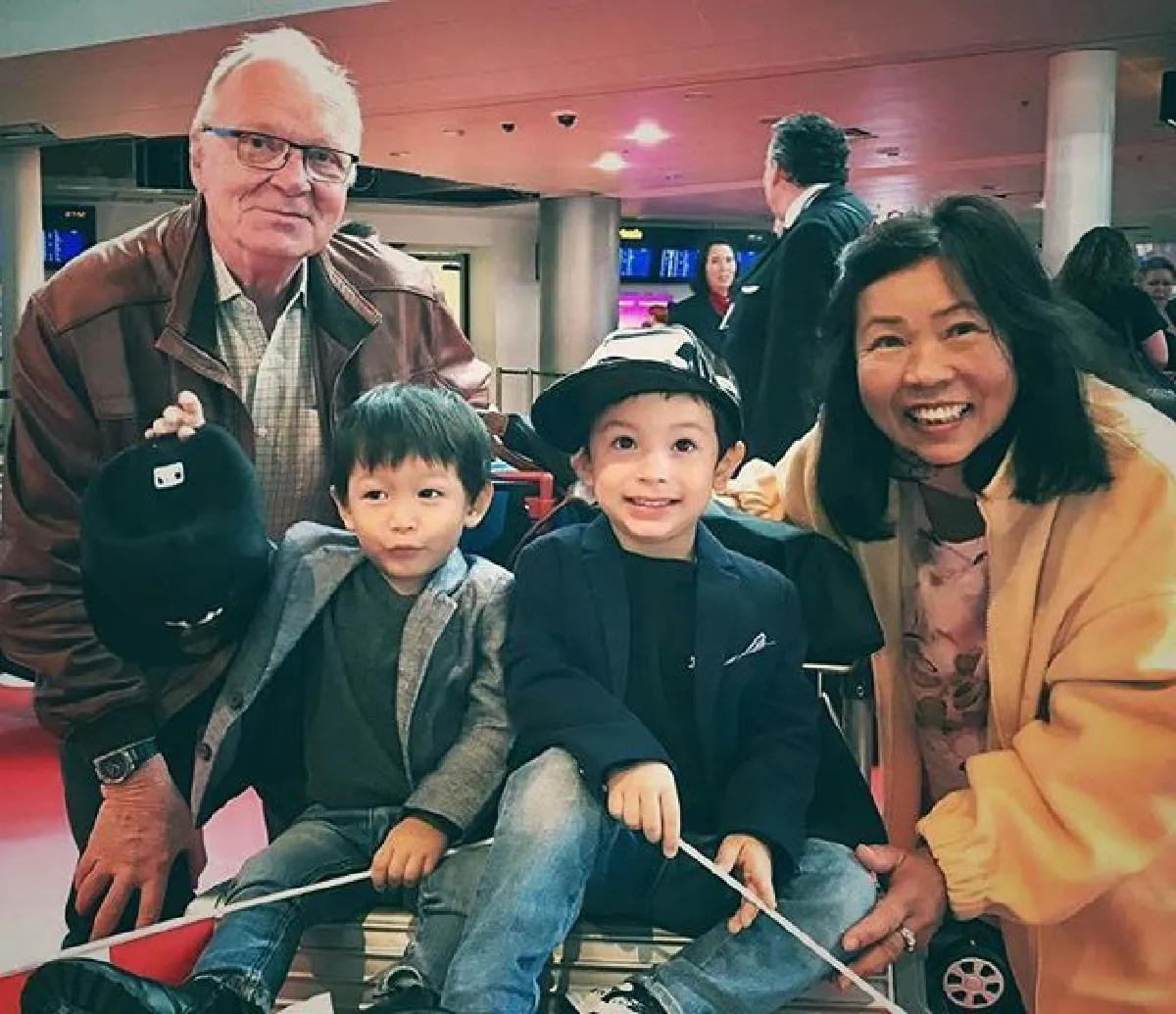 ภาพน่ารัก แพนเตอร์-พูม่า บินไปเยี่ยมคุณปู่-คุณย่าที่เดนมาร์ก