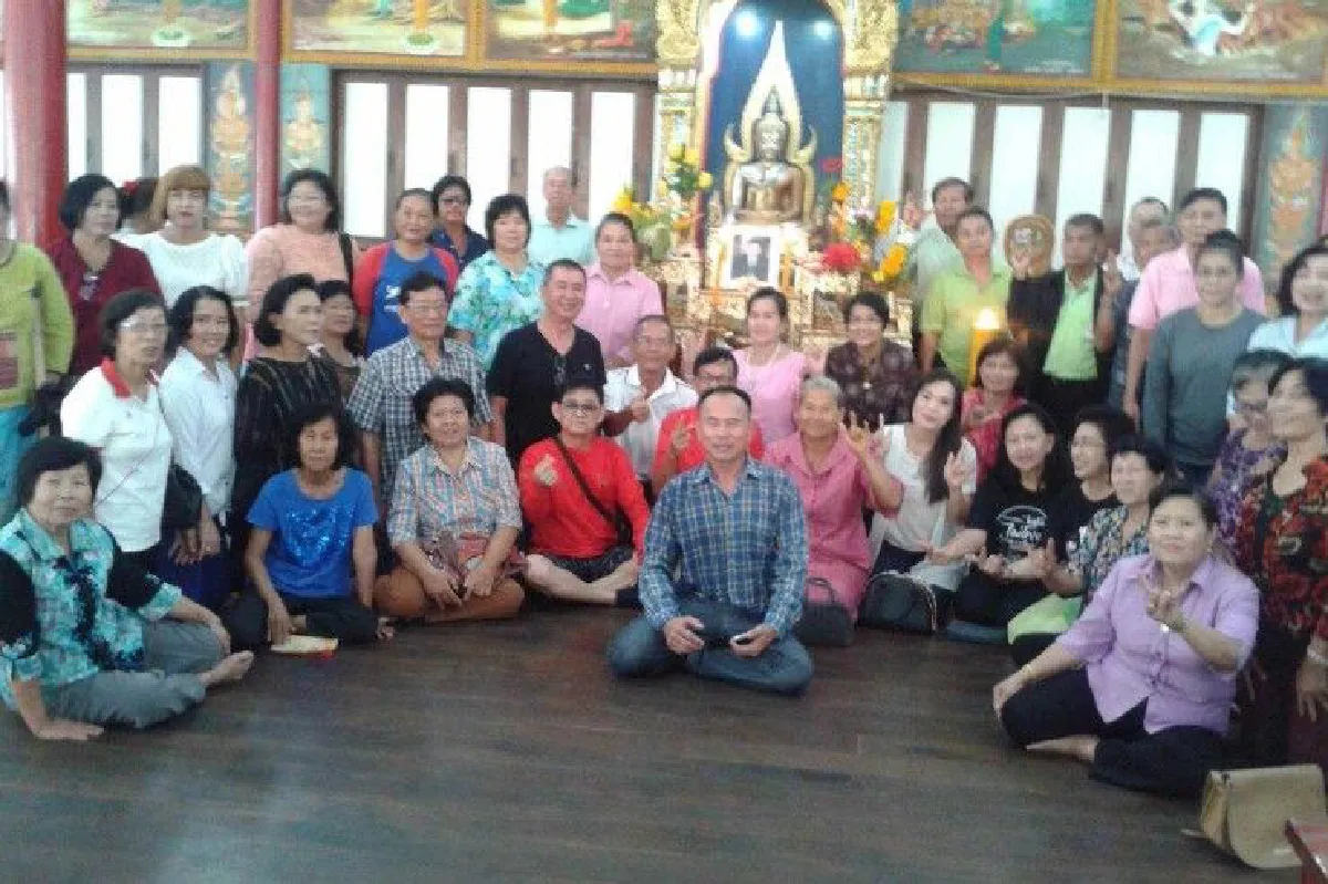 เสื้อแดงพิษณุโลกนิมนต์เจ้าอาวาสเป่าเค้กเบิร์ดเดย์ "ทักษิณ"