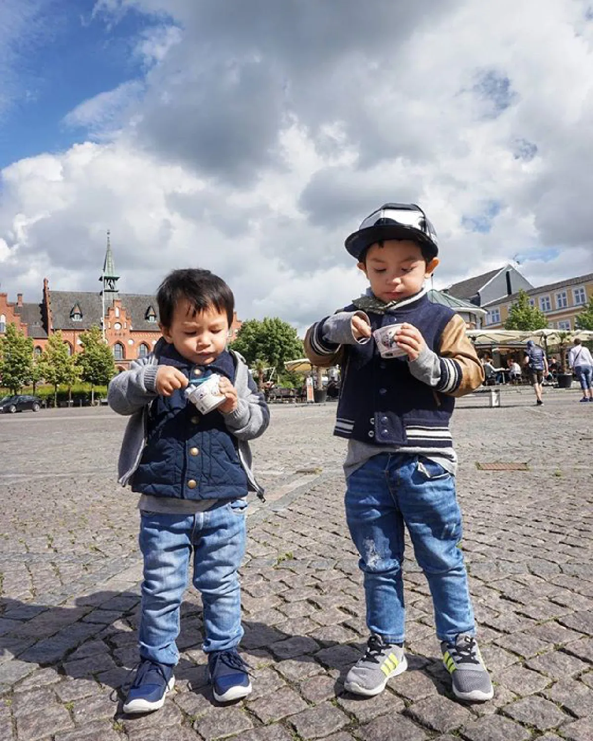 ภาพน่ารัก แพนเตอร์-พูม่า บินไปเยี่ยมคุณปู่-คุณย่าที่เดนมาร์ก