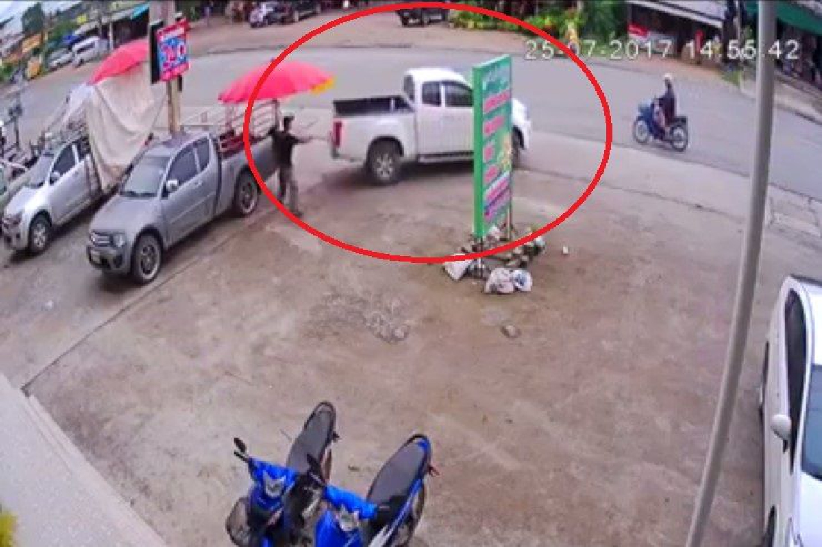 อุทาหรณ์!จอดไม่ดึงเบรกมือ รถไหลข้ามถนนไปชนคันอื่น อุทาหรณ์!จอดไม่ดึงเบรกมือ รถไหลข้ามถนนไปชนคันอื่น
