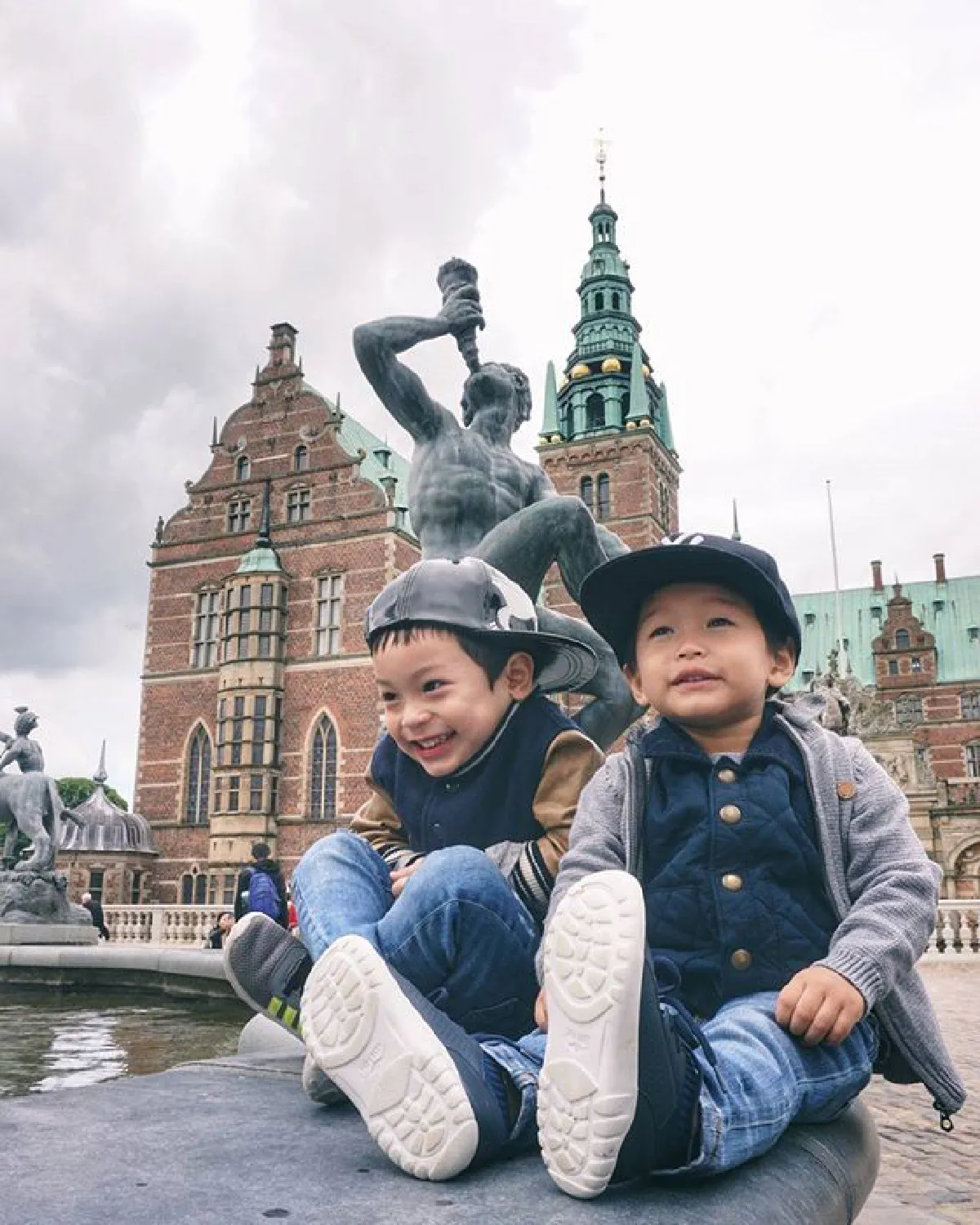 ภาพน่ารัก แพนเตอร์-พูม่า บินไปเยี่ยมคุณปู่-คุณย่าที่เดนมาร์ก