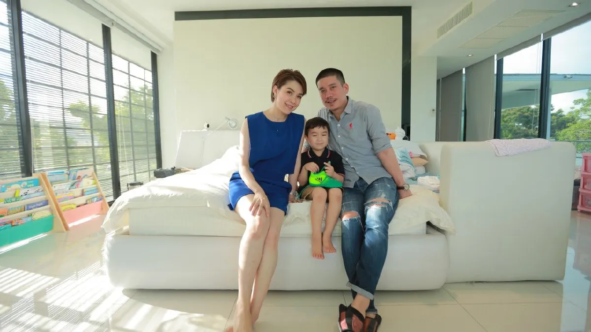 เปิดบ้านหรู นิหน่า-แบงค์ โชว์ของสะสมทีมลิเวอร์พูล