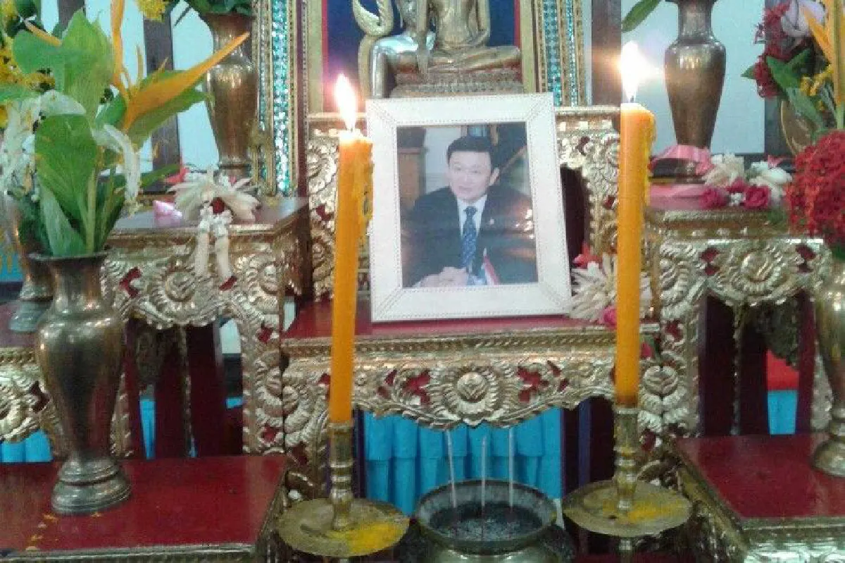 เสื้อแดงพิษณุโลกนิมนต์เจ้าอาวาสเป่าเค้กเบิร์ดเดย์ "ทักษิณ"