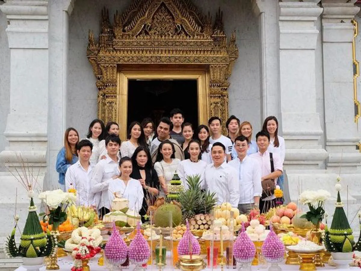 อิ่มบุญถ้วนหน้า! อั้ม พัชราภา นำทีมแก๊งเพื่อนซี้ไหว้ศาลหลักเมือง