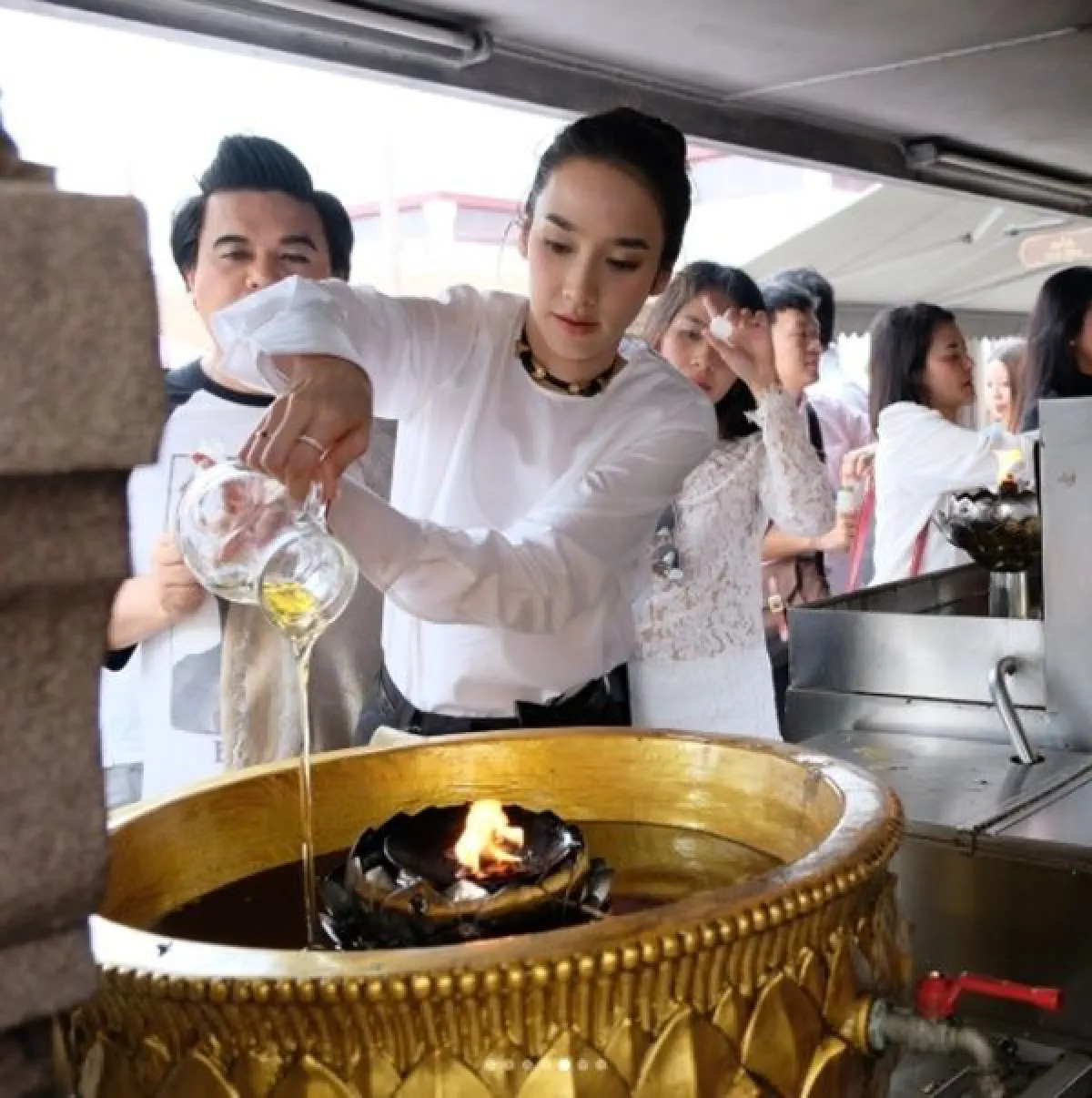 อิ่มบุญถ้วนหน้า! อั้ม พัชราภา นำทีมแก๊งเพื่อนซี้ไหว้ศาลหลักเมือง