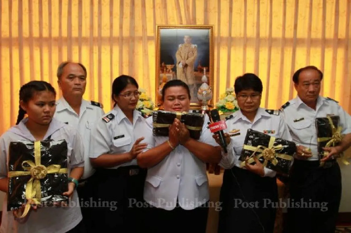 สมเด็จพระเจ้าอยู่หัวพระราชทานเสื้อ-สิ่งของให้กระเป๋ารถเมล์เก็บเงินล้านคืนเจ้าของ