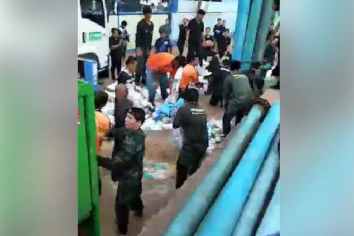 กรมชลฯแจงน้ำทะลุใต้กำแพงกั้นน้ำยมที่วัดไทยชุมพล ระดมบิ๊กแบ็คอุด กรมชลฯแจงน้ำทะลุใต้กำแพงกั้นน้ำยมที่วัดไทยชุมพล ระดมบิ๊กแบ็คอุด