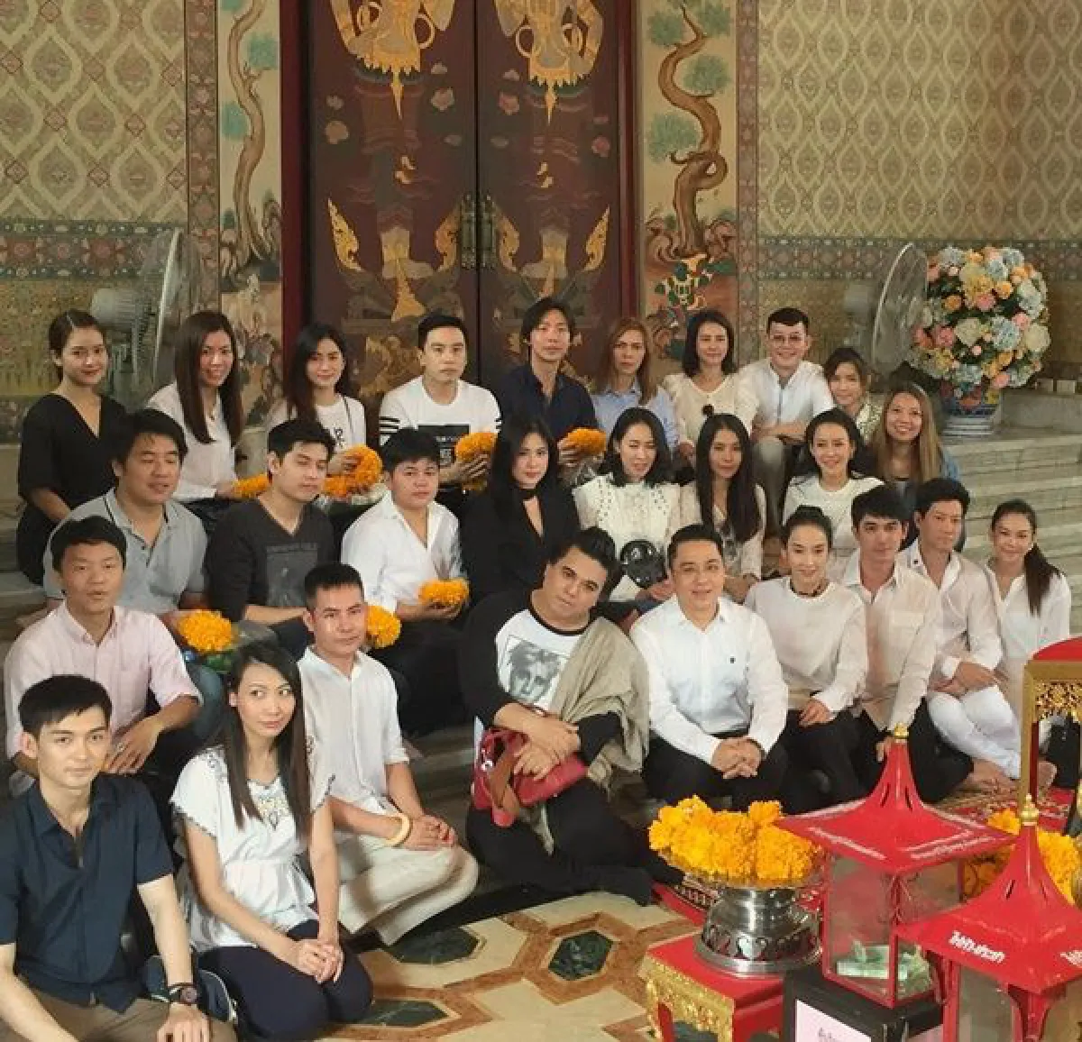 อิ่มบุญถ้วนหน้า! อั้ม พัชราภา นำทีมแก๊งเพื่อนซี้ไหว้ศาลหลักเมือง