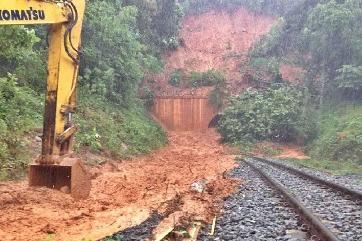 ฝนตกหนัก! อุโมงค์รถไฟที่เทพสถิตเจอดินถล่มปิดทาง