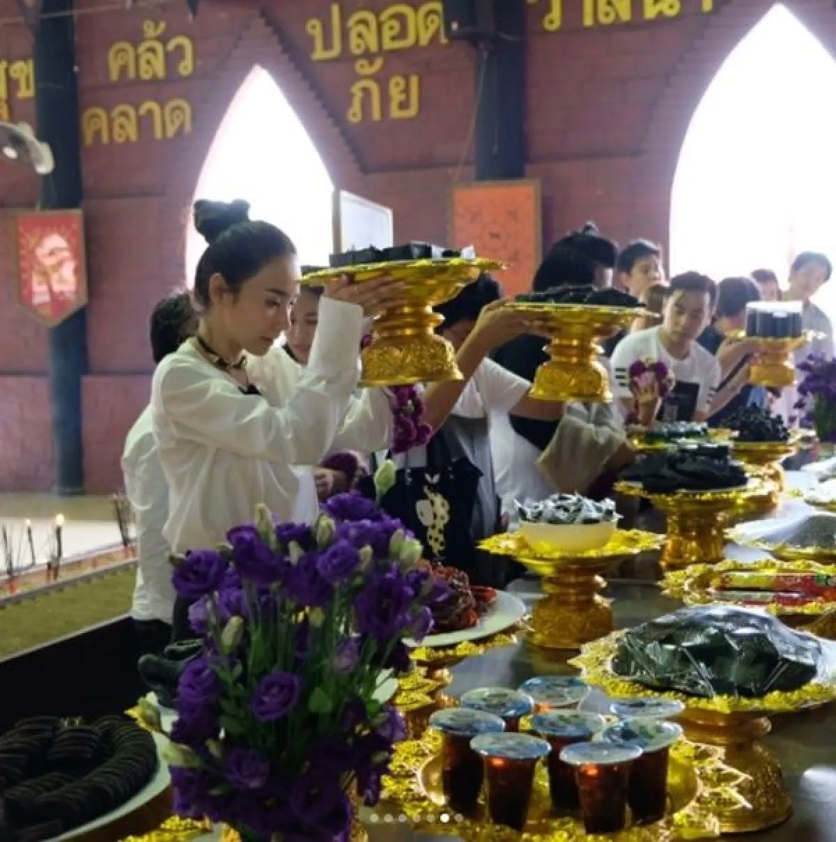 อิ่มบุญถ้วนหน้า! อั้ม พัชราภา นำทีมแก๊งเพื่อนซี้ไหว้ศาลหลักเมือง