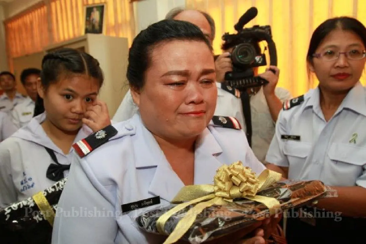 สมเด็จพระเจ้าอยู่หัวพระราชทานเสื้อ-สิ่งของให้กระเป๋ารถเมล์เก็บเงินล้านคืนเจ้าของ