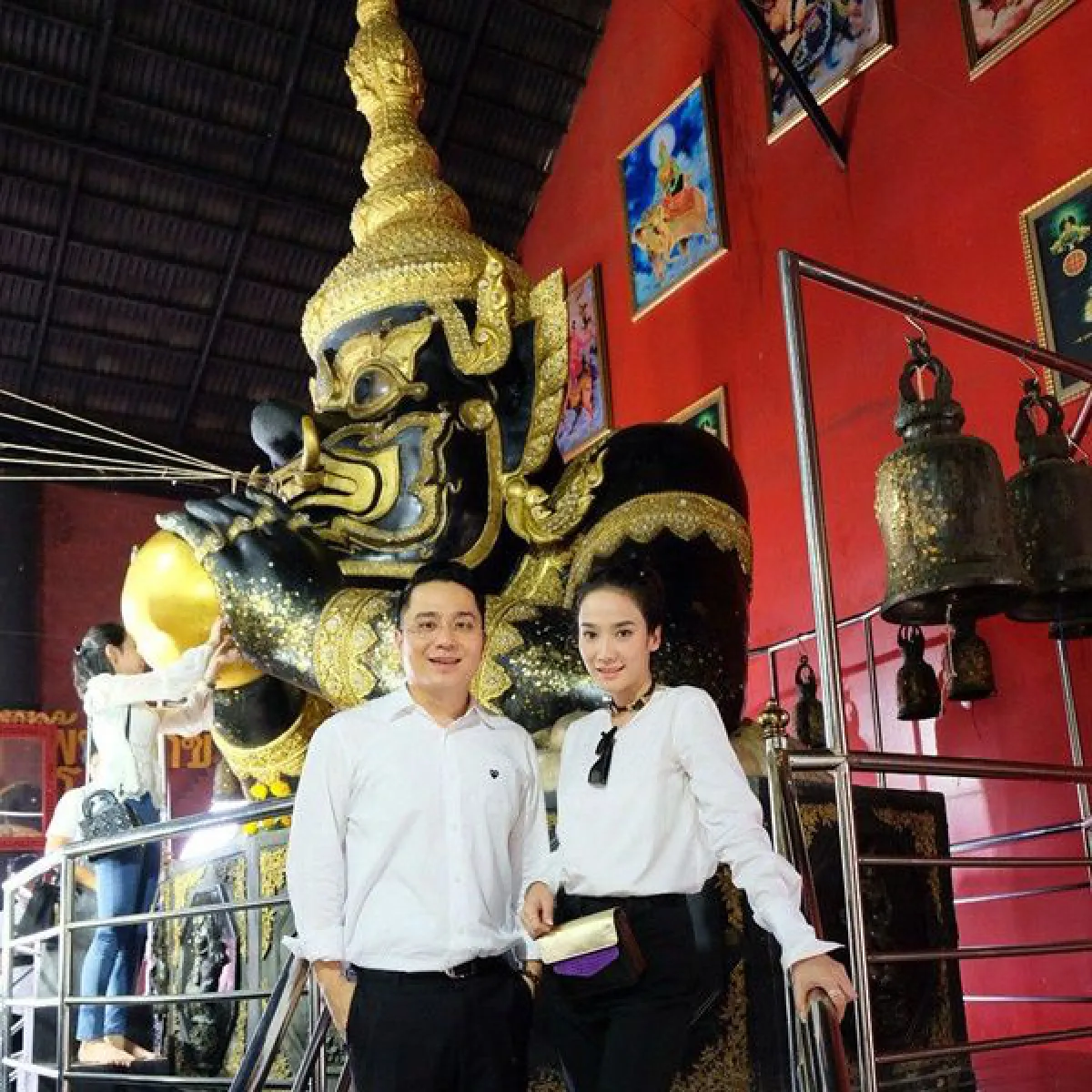 อิ่มบุญถ้วนหน้า! อั้ม พัชราภา นำทีมแก๊งเพื่อนซี้ไหว้ศาลหลักเมือง