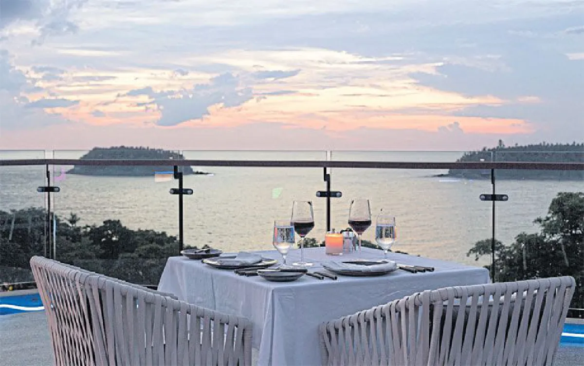 ทไวไลท์ สกาย & ซี บาร์ พลัส ดื่มด่ำบรรยากาศชิลๆ ชมวิวทะเล