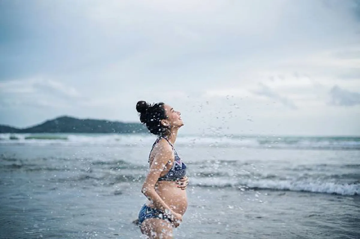 ว่าที่คุณแม่คนสวย เนย โชติกา นุ่งบิกินี่อวดท้องโตริมทะเล