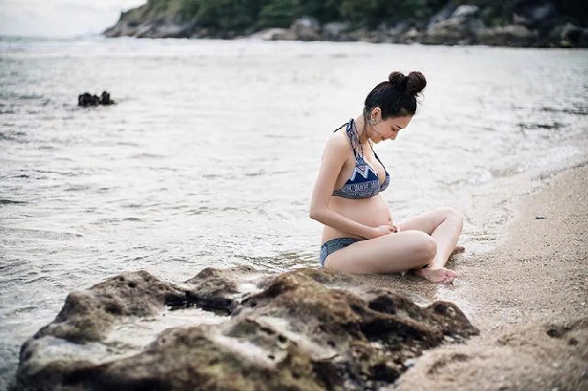 ว่าที่คุณแม่คนสวย เนย โชติกา นุ่งบิกินี่อวดท้องโตริมทะเล