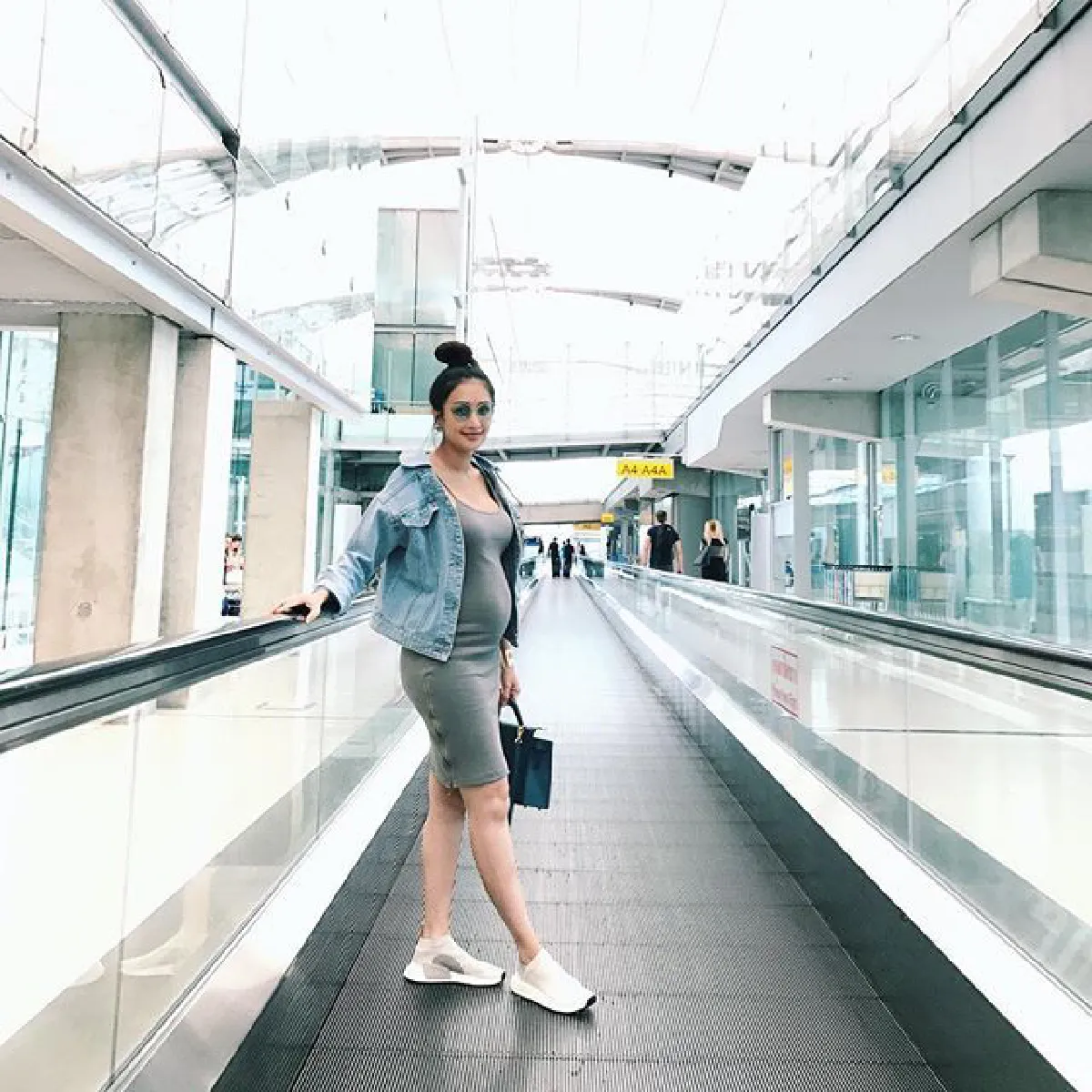 ว่าที่คุณแม่คนสวย เนย โชติกา นุ่งบิกินี่อวดท้องโตริมทะเล