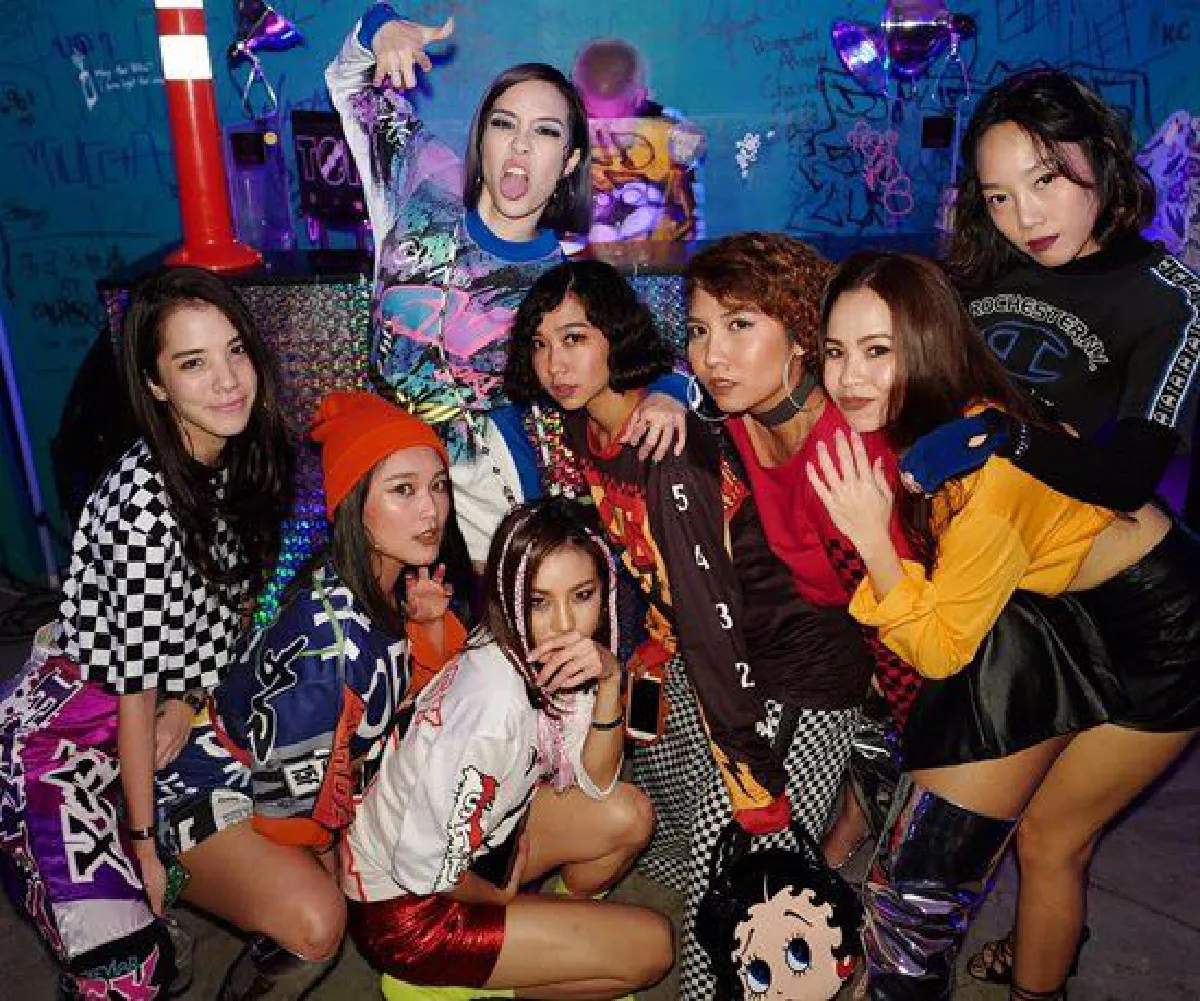 ส่องปาร์ตี้วันเกิด 32 ปี พลอย หอวัง แซ่บสุดเหวี่ยงในธีมนักแข่งรถ