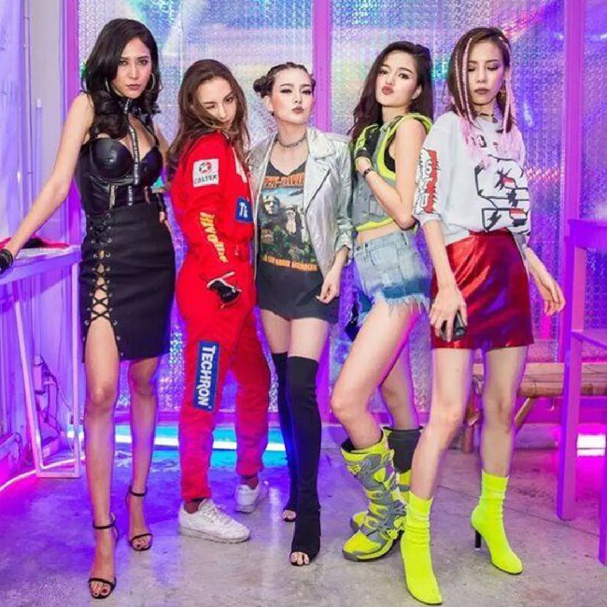 ส่องปาร์ตี้วันเกิด 32 ปี พลอย หอวัง แซ่บสุดเหวี่ยงในธีมนักแข่งรถ