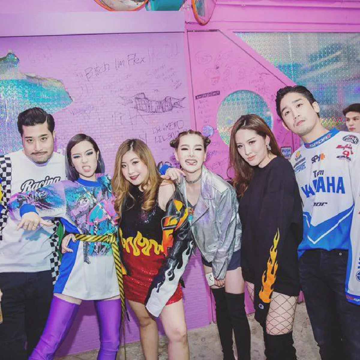 ส่องปาร์ตี้วันเกิด 32 ปี พลอย หอวัง แซ่บสุดเหวี่ยงในธีมนักแข่งรถ