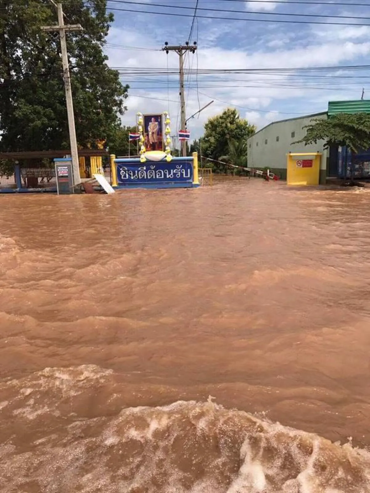 เจ เจตริน ส่งทีมกู้ภัยช่วยน้ำท่วมที่สกลนคร พร้อมสนับสนุนถุงยังชีพ