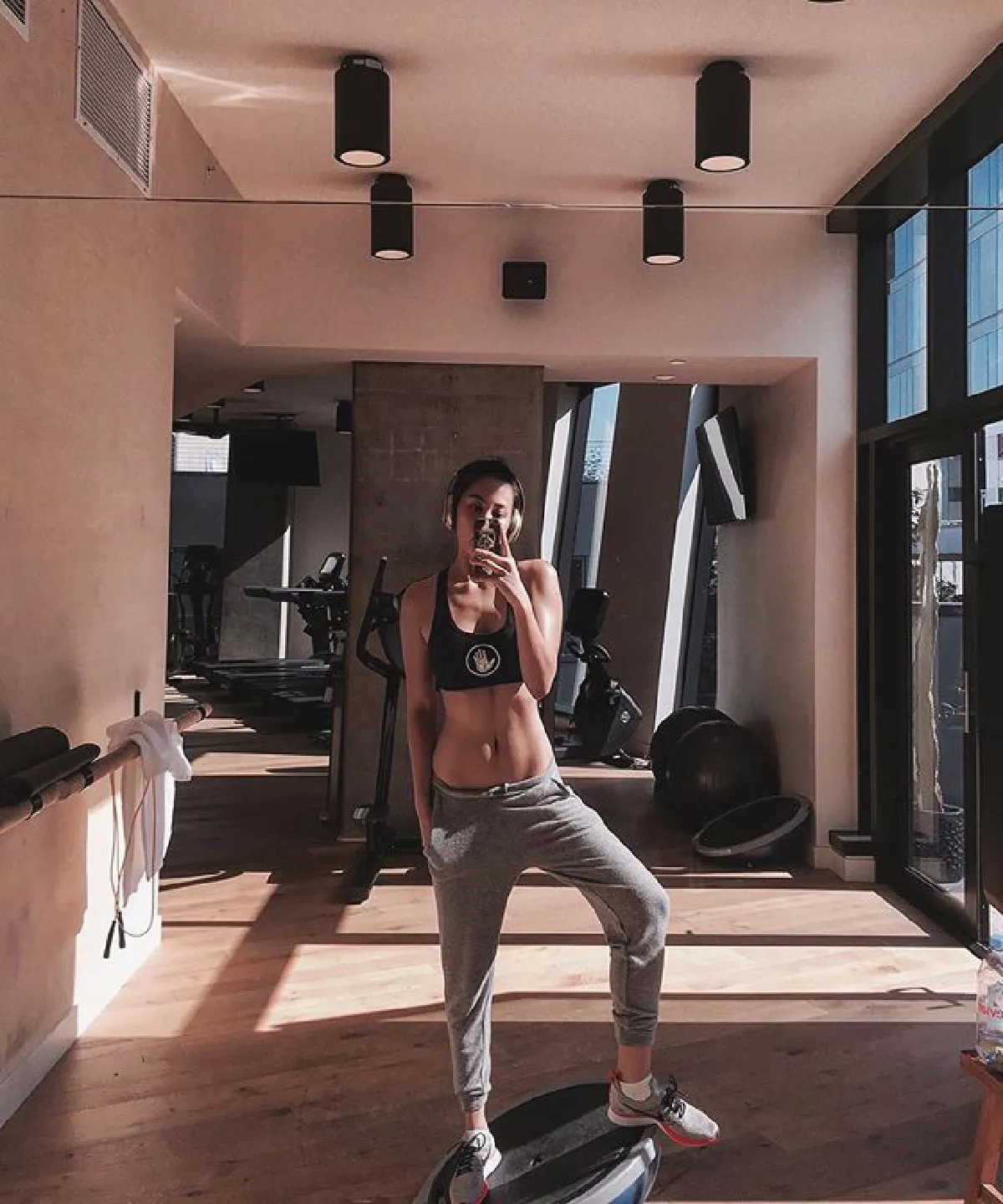 เจนี่ เทียนโพธิ์สุวรรณ์ ในชุดแหวกอกเซ็กซี่อวดหุ่นผอมเพรียว