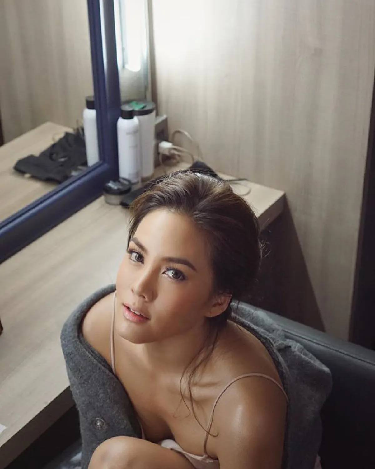 เจนี่ เทียนโพธิ์สุวรรณ์ ในชุดแหวกอกเซ็กซี่อวดหุ่นผอมเพรียว