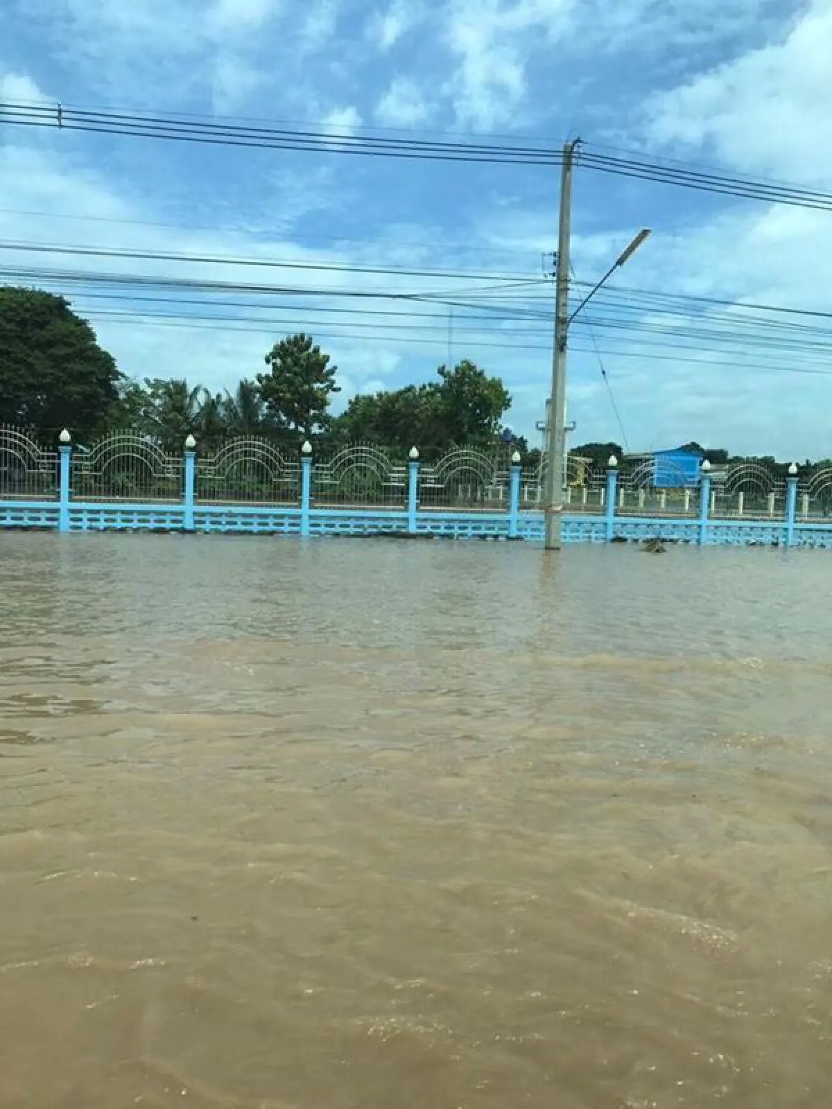 เจ เจตริน ส่งทีมกู้ภัยช่วยน้ำท่วมที่สกลนคร พร้อมสนับสนุนถุงยังชีพ