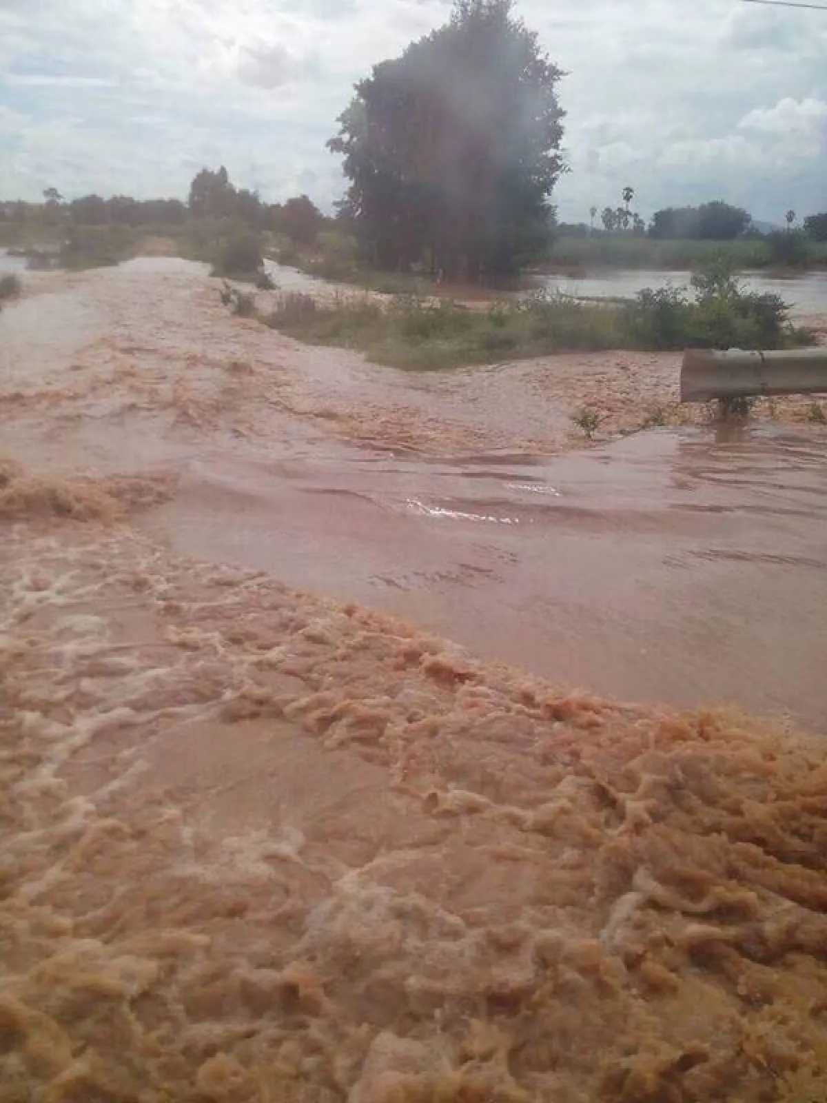 เจ เจตริน ส่งทีมกู้ภัยช่วยน้ำท่วมที่สกลนคร พร้อมสนับสนุนถุงยังชีพ