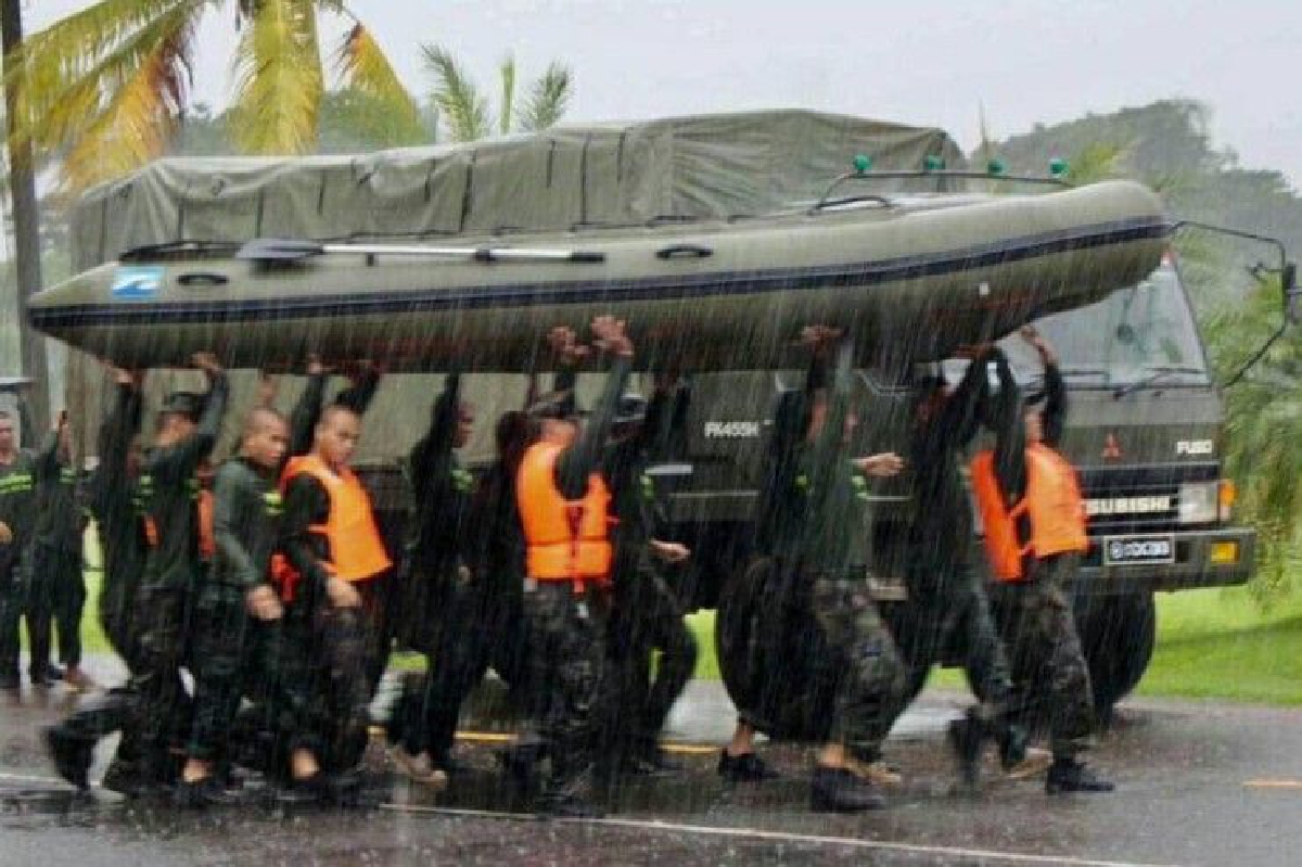 สั่งทุกเหล่าทัพช่วยผู้ประสบภัยน้ำท่วมทุกพื้นที่จนกว่าสถานการณ์จะปกติ สั่งทุกเหล่าทัพช่วยผู้ประสบภัยน้ำท่วมทุกพื้นที่จนกว่าสถานการณ์จะปกติ
