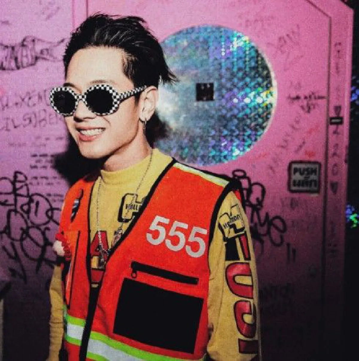 สมคำร่ำรือ "โทนี่ รากแก่น" กับฉายา เจ้าพ่อล้ำนำแฟชั่น