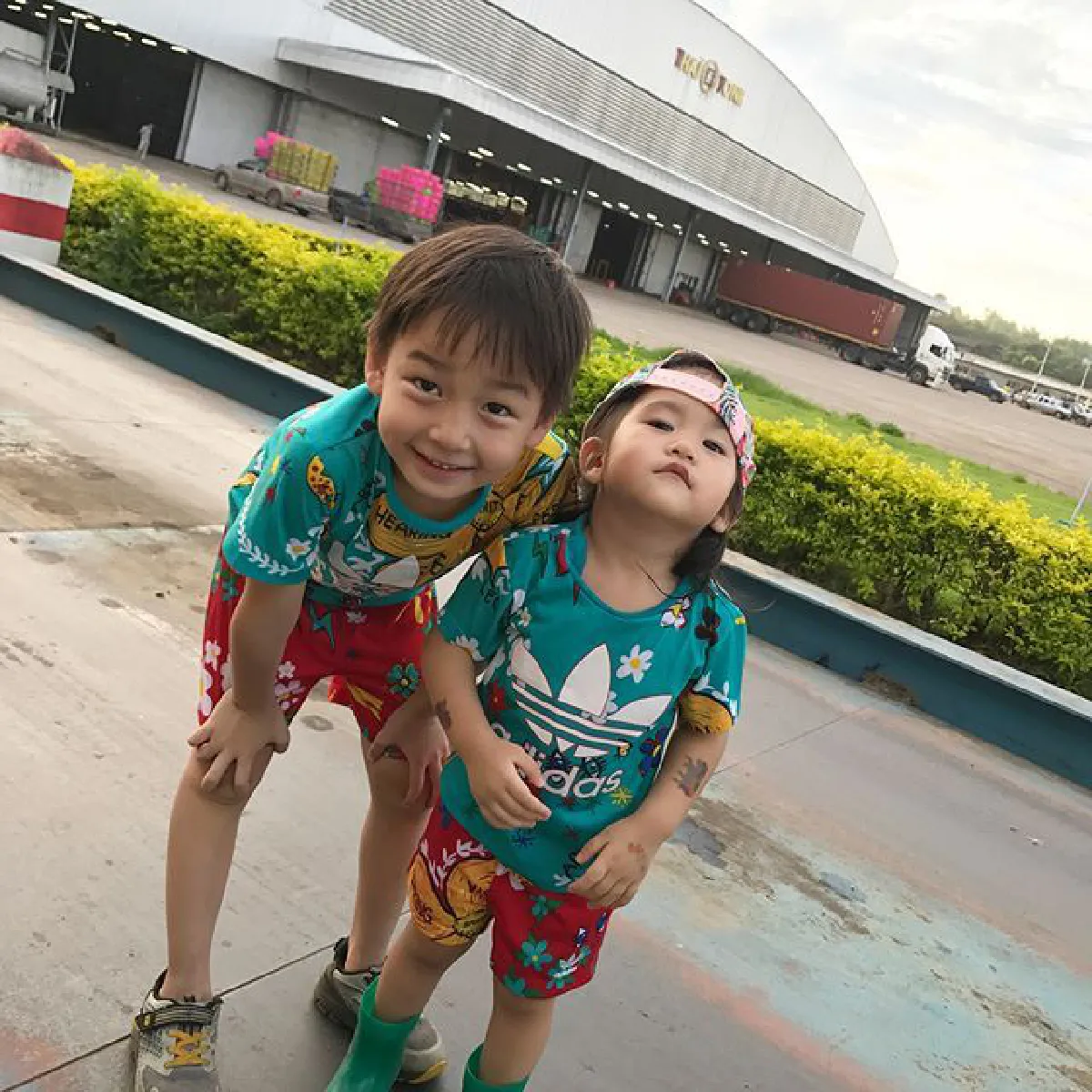 พลอย ชิดจันทร์ พาลูกๆทัวร์สวนเก็บลำไย เรียนรู้ธุรกิจครอบครัว
