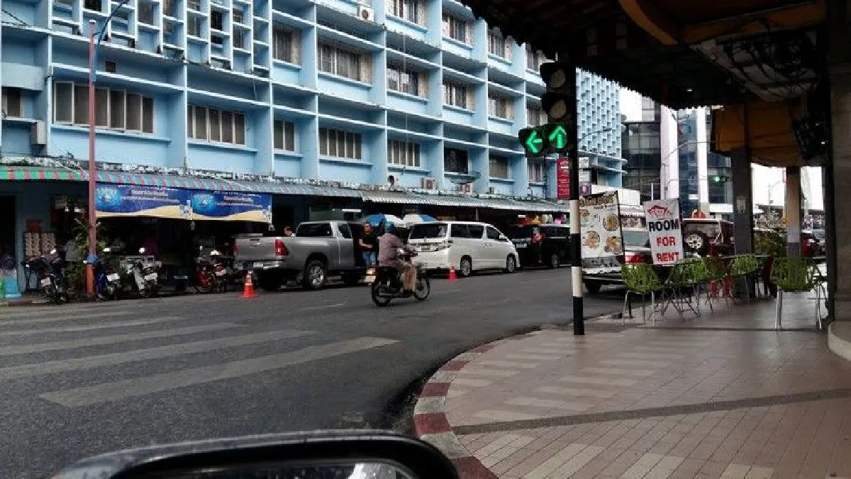สวดยับ! ตร.หาดใหญ่ ปิดถนน-เคลียร์ทาง ให้อภิสิทธิ์ชนจอดรถกินก๋วยเตี๋ยว