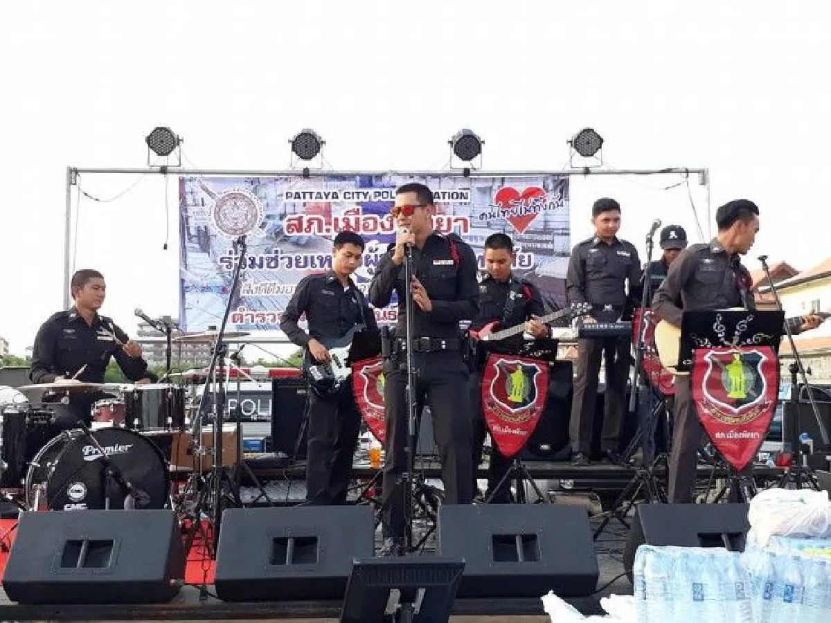 ตำรวจพัทยาเต้นบีบอย รับบริจาคของช่วยน้ำท่วม
