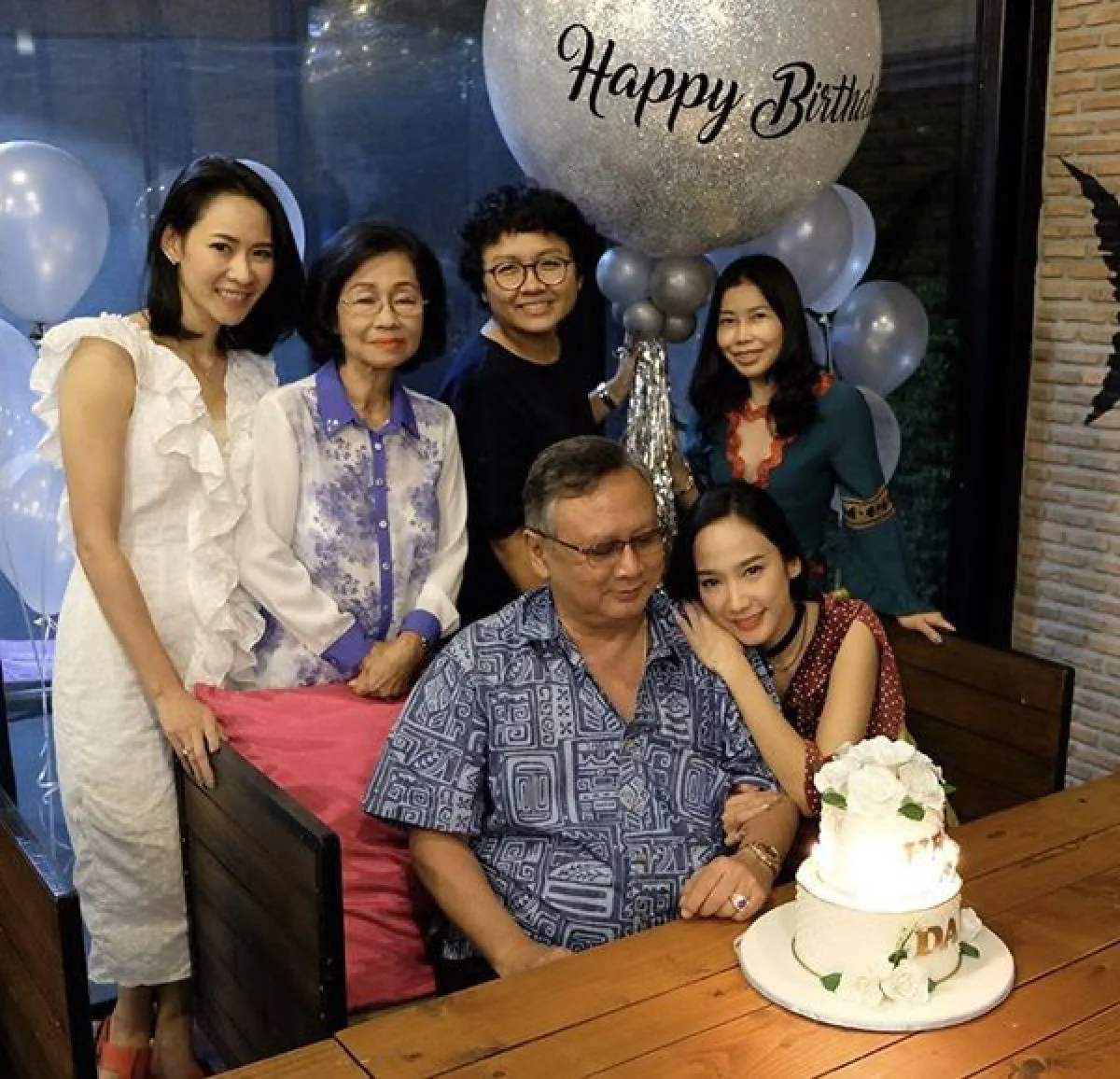 ส่องภาพน่ารัก อั้ม พัชราภา จัดปาร์ตี้วันเกิดสุดอบอุ่นให้คุณพ่อ