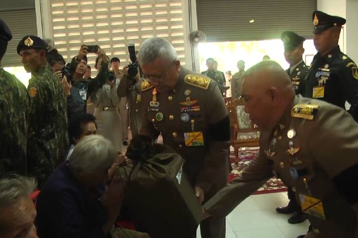 ร.10พระราชทานถุงยังชีพช่วยชาวกาฬสินธุ์ ร.10พระราชทานถุงยังชีพช่วยชาวกาฬสินธุ์