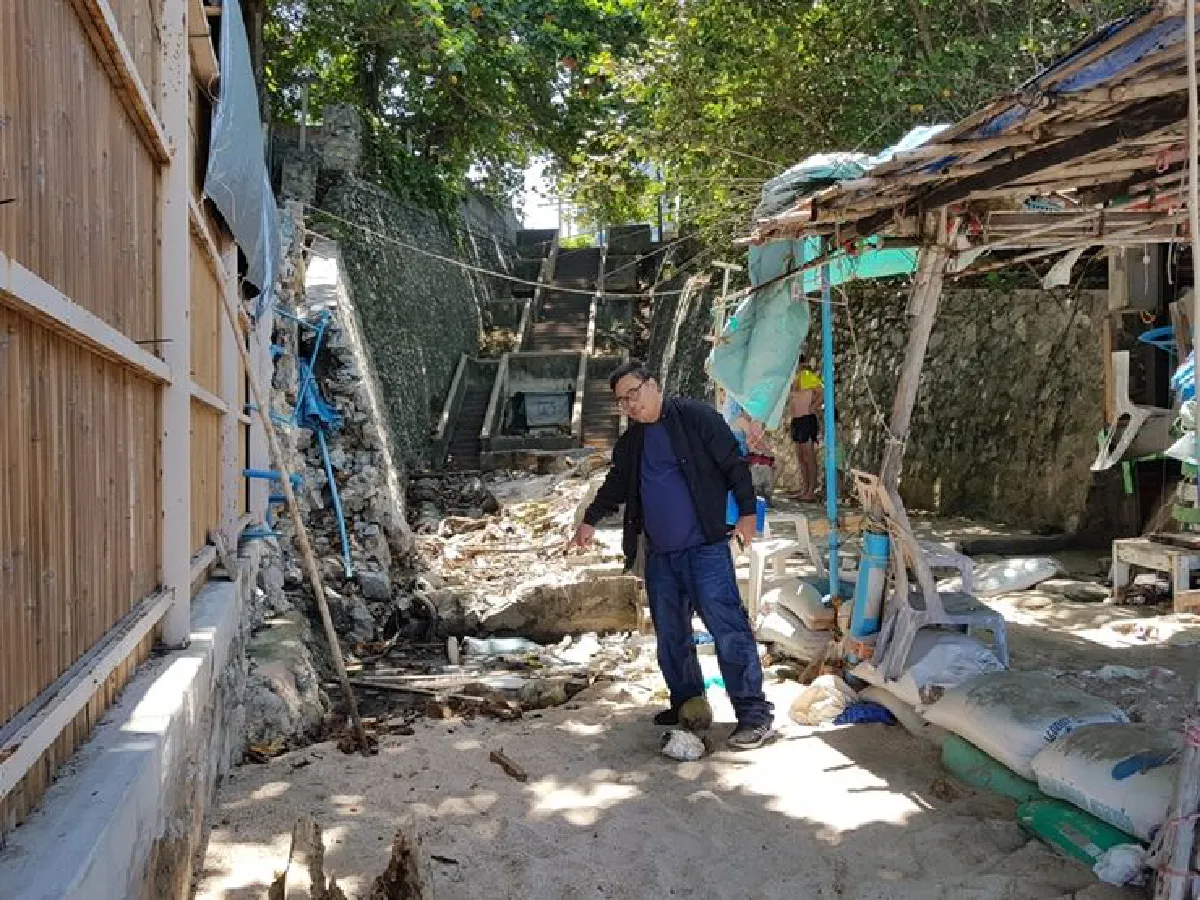 ทางลงหาดเขาพระตำหนักพังยับมีแต่ขยะกับน้ำเน่า