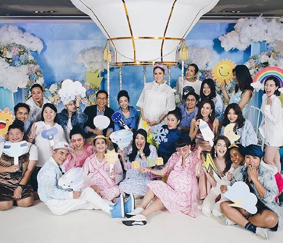 12 ภาพน่ารัก ชมพู่ อารยา จัดปาร์ตี้ Baby shower รับขวัญลูกแฝด