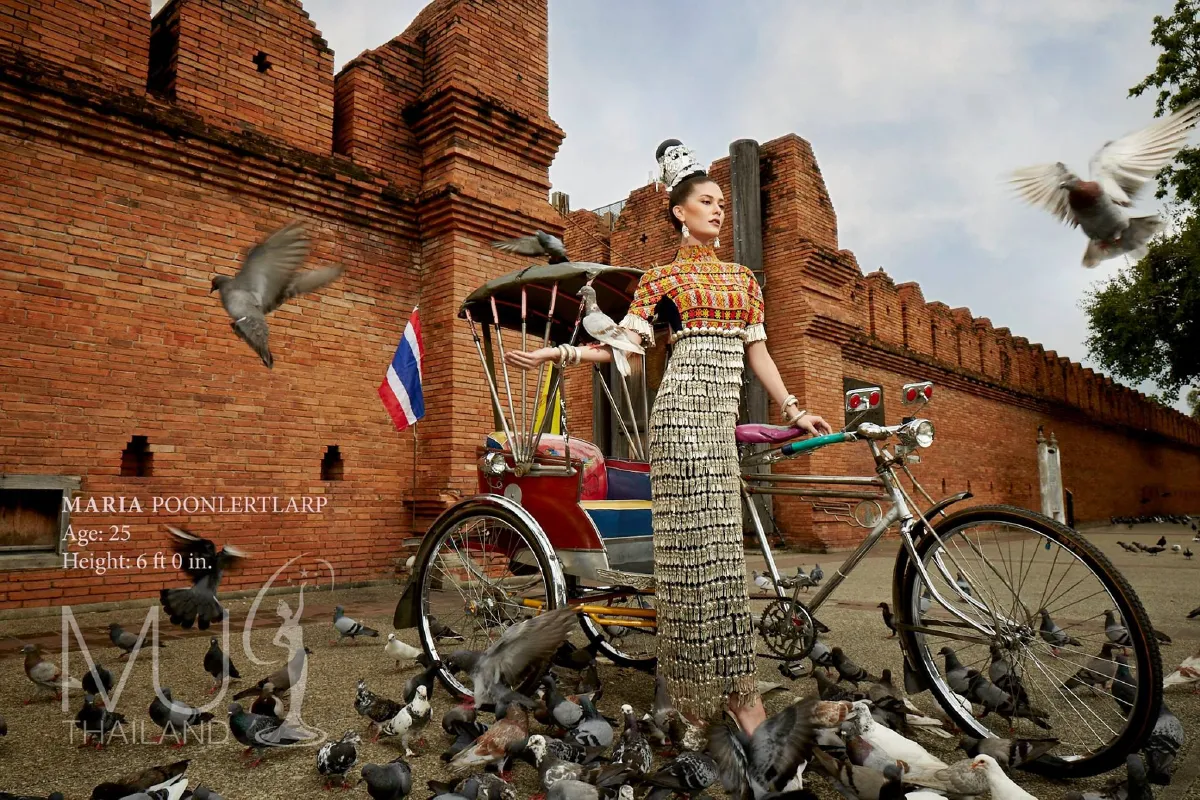 จักรวาลอยู่แค่เอื้อม! มารีญา พูลเลิศลาภ สวยสง่าท่ามกลางฝูงนกพิราบ