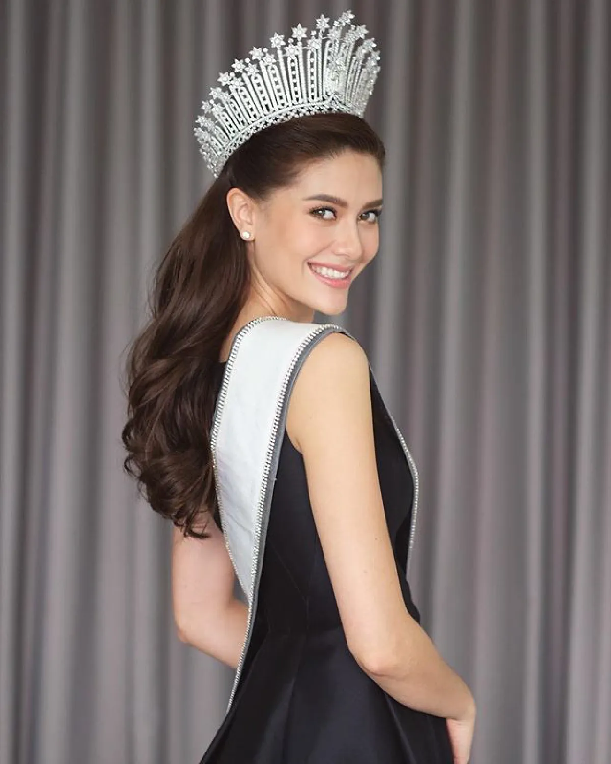 จักรวาลอยู่แค่เอื้อม! มารีญา พูลเลิศลาภ สวยสง่าท่ามกลางฝูงนกพิราบ