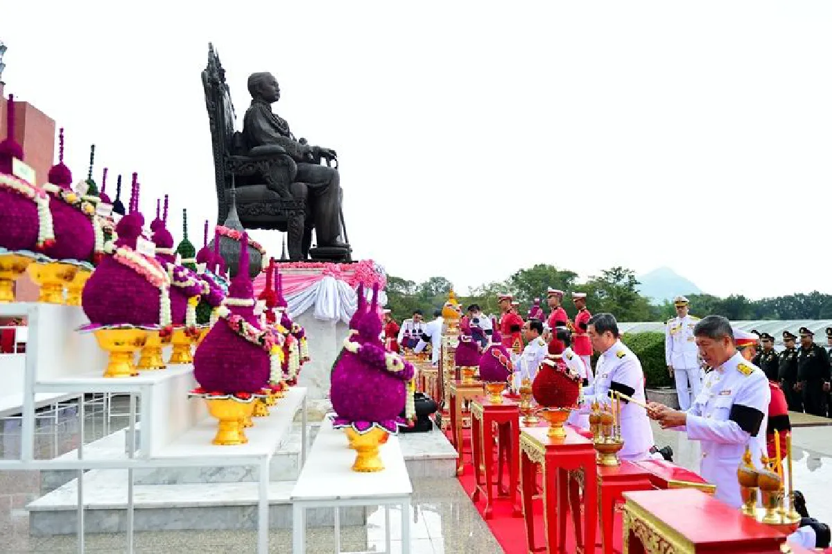 นายกฯวางพานพุ่มวันพระราชทานกำเนิดโรงเรียนนายร้อย