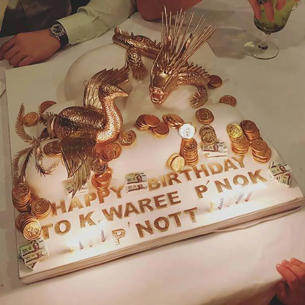 ชมพู่ จัดเค้กมังกรทองก้อนโต ฉลองวันเกิดให้คุณแม่และสามี