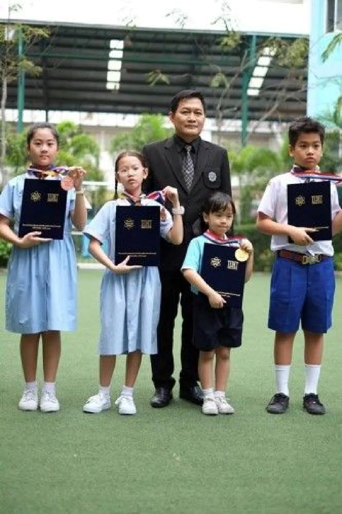 กระหึ่ม! นักเรียนไทยคว้า 8 เหรียญทองแข่งคณิตศาสตร์นานาชาติ