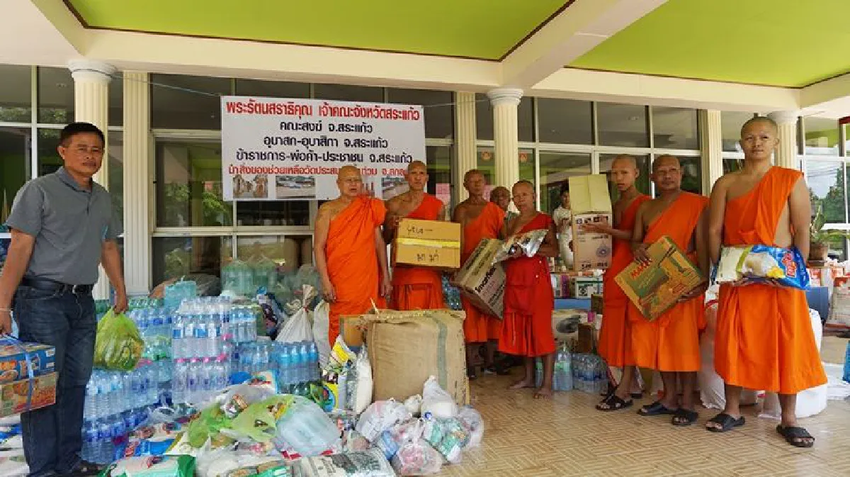 พระขอมีส่วนร่วมคลายทุกข์ตั้งศูนย์รับบริจาคสิ่งของช่วยอุทกภัย