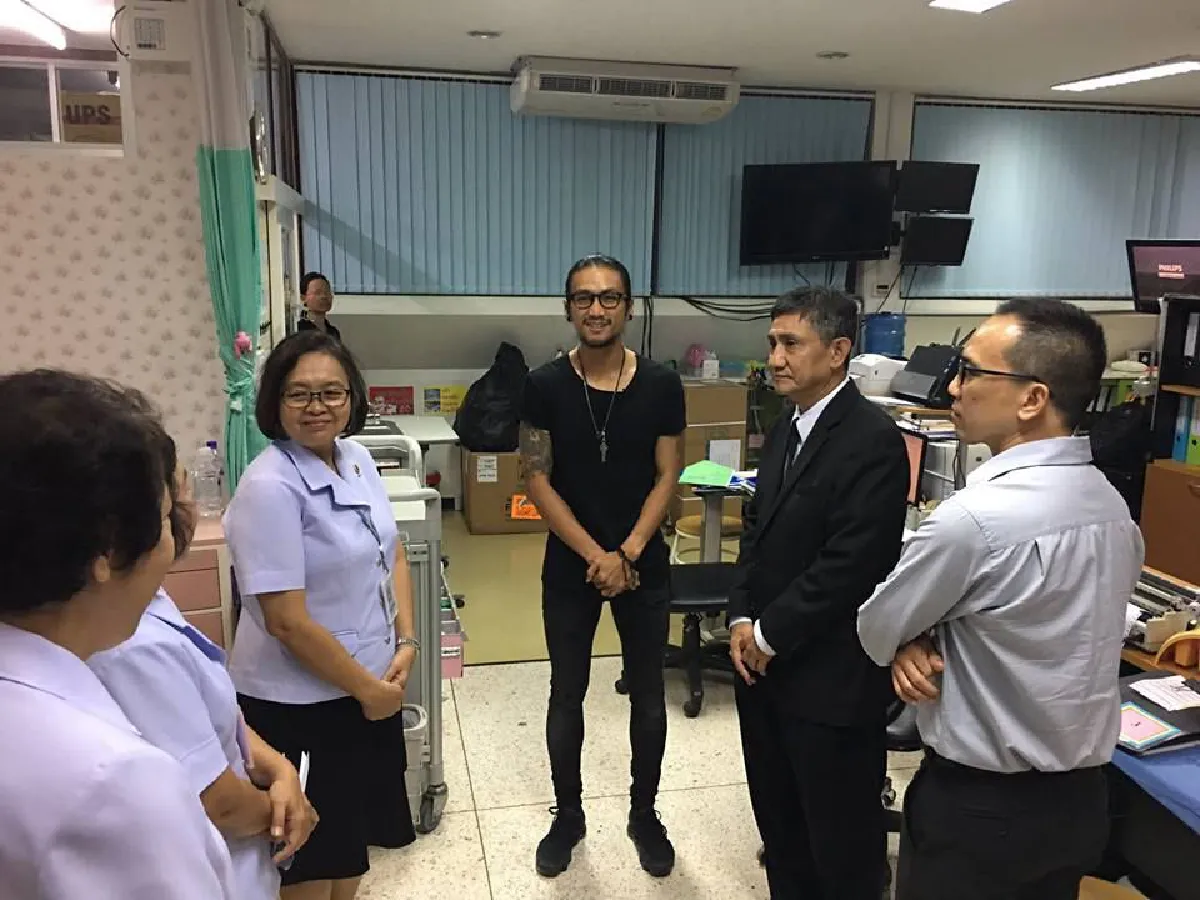 ตูน บอดี้สแลม ขาเจ็บตกท่อระบายน้ำ ขณะซ้อมวิ่งหาทุนช่วยรพ.