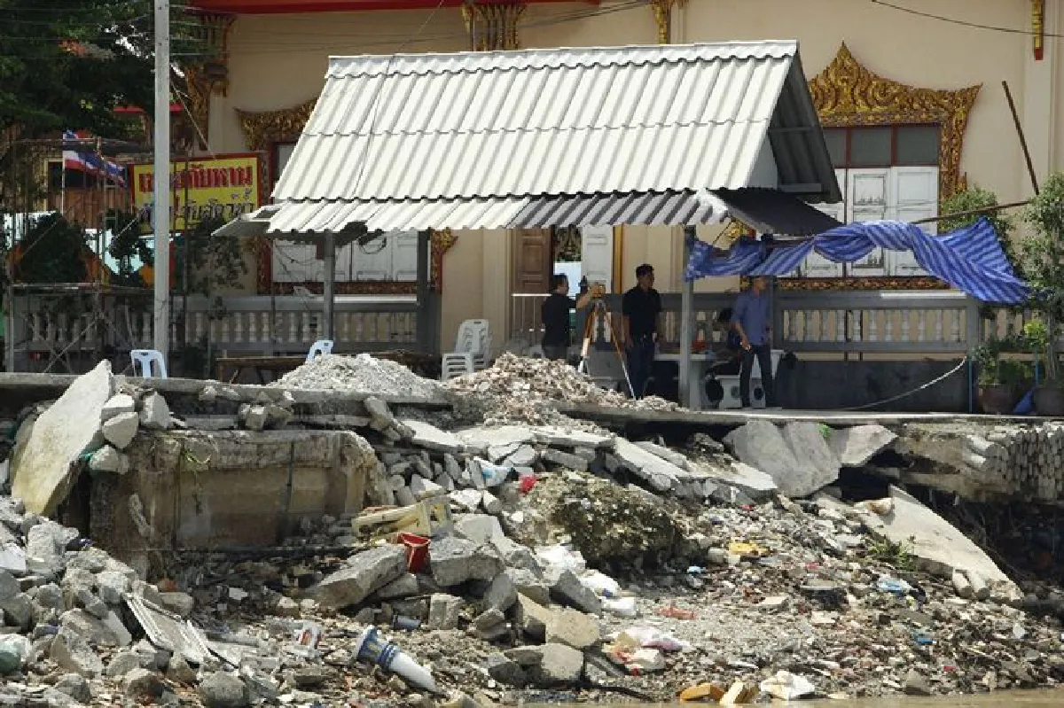 เขื่อนกั้นหลังวัดดังปากน้ำถูกคลื่นกัดเซาะพังทรุดถึงฐานเมรุ