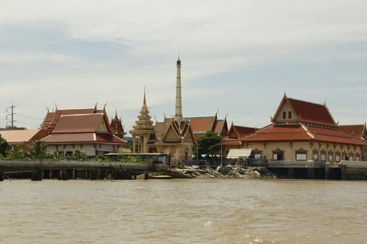 เขื่อนกั้นหลังวัดดังปากน้ำถูกคลื่นกัดเซาะพังทรุดถึงฐานเมรุ
