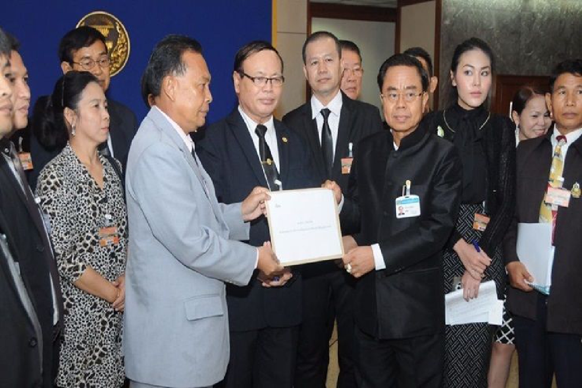 พรรคเล็กร้องปลดล็อก อ้างเตรียมตัวสู่การเลือกตั้งทาบ'อุทัย'ชิงนายกฯ พรรคเล็กร้องปลดล็อก อ้างเตรียมตัวสู่การเลือกตั้งทาบ'อุทัย'ชิงนายกฯ