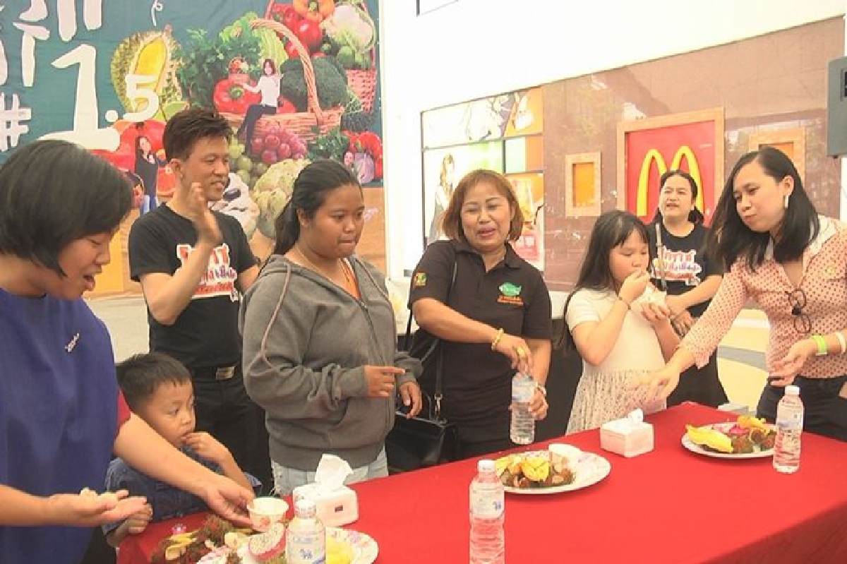 แม่ลูกแข่งกินผลไม้จานยักษ์ต้อนรับวันแม่ แม่ลูกแข่งกินผลไม้จานยักษ์ต้อนรับวันแม่