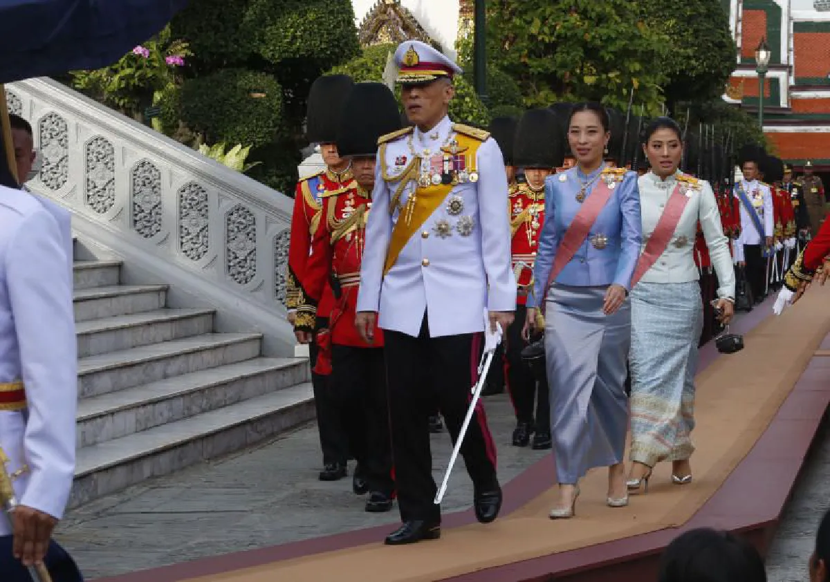 ร.10เสด็จเจริญพระพุทธมนต์เฉลิมพระชนมพรรษาสมเด็จพระนางเจ้าสิริกิติ์ฯ