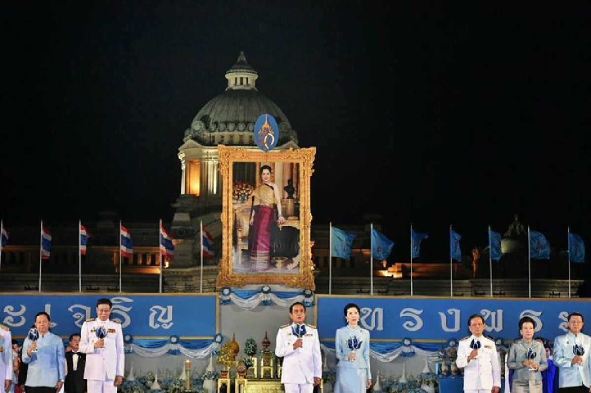 นายกฯนำจุดเทียนถวายพระพรวันเฉลิมพระชนมพรรษา นายกฯนำจุดเทียนถวายพระพรวันเฉลิมพระชนมพรรษา